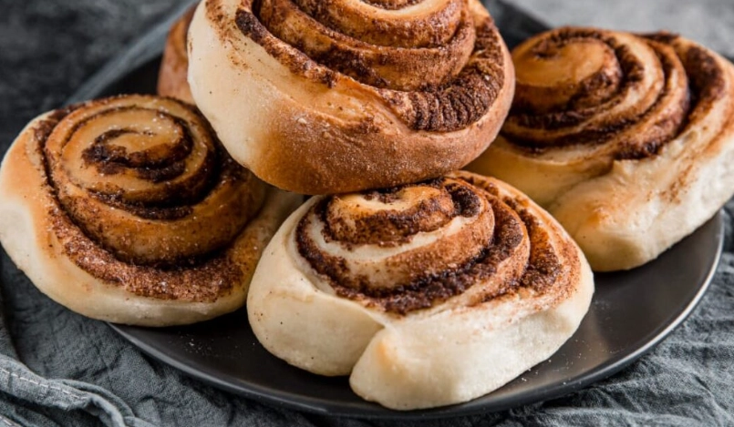 how to cook Pillsbury cinnamon rolls in air fryer