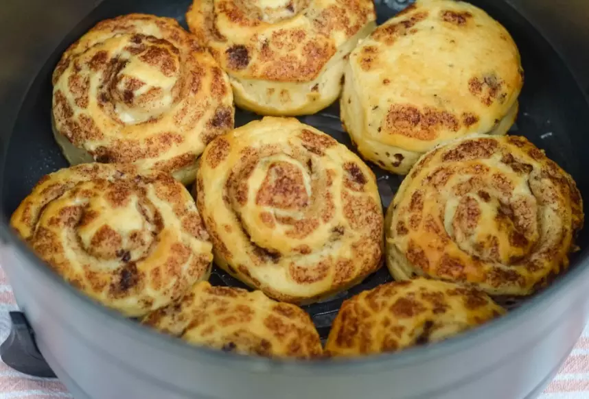 Pillsbury cinnamon rolls air fryer time temp