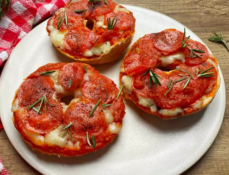 how to make pizza bagels