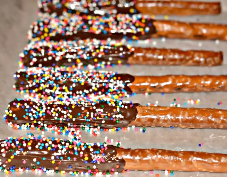 chocolate dipped pretzels recipe
