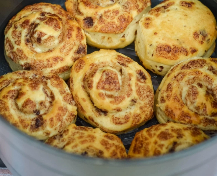 how to cook cinnamon rolls in air fryer