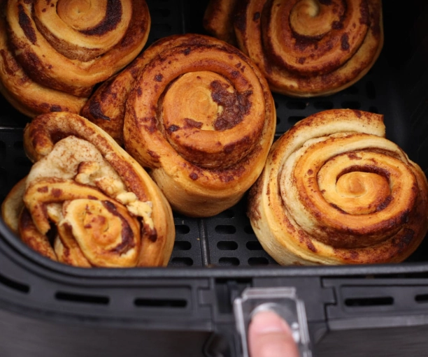 how to cook cinnamon rolls in air fryer