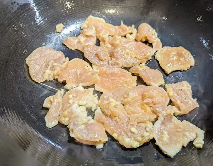 How to cook sliced chicken breast in a pan